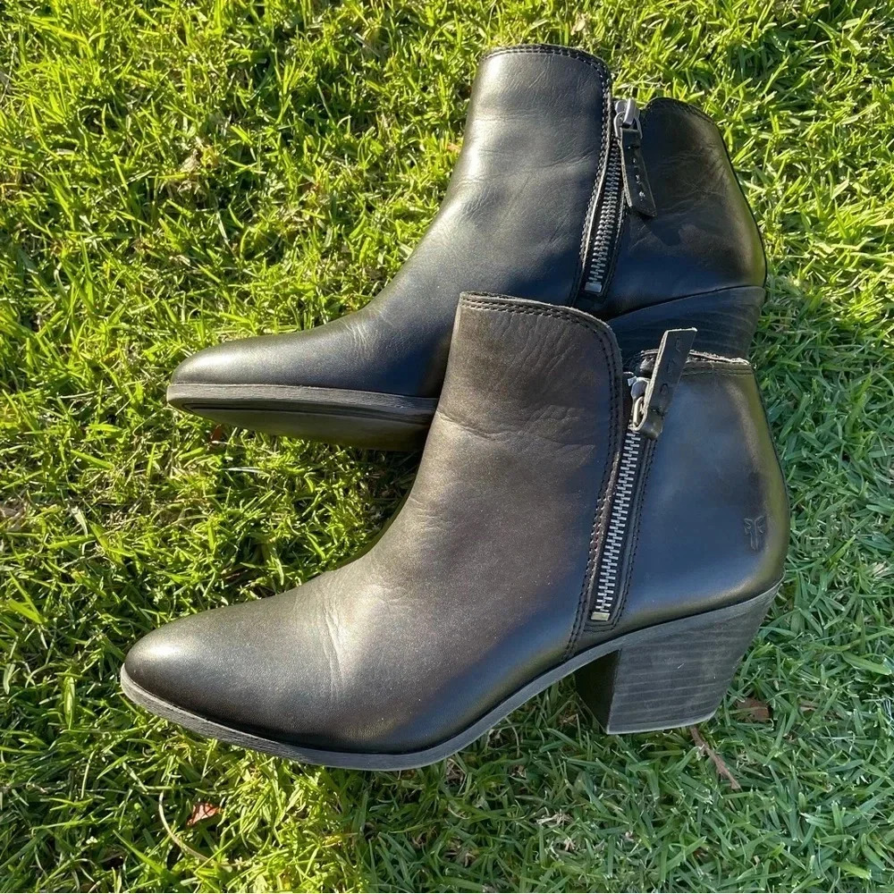 EUC FRYE Judith Double Zip Stacked Heel Pointed Toe Ankle Boots in Black Size 9M - Picture 9 of 17
